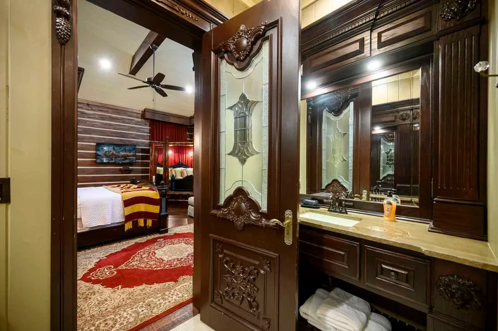 Kings Crossing Manor