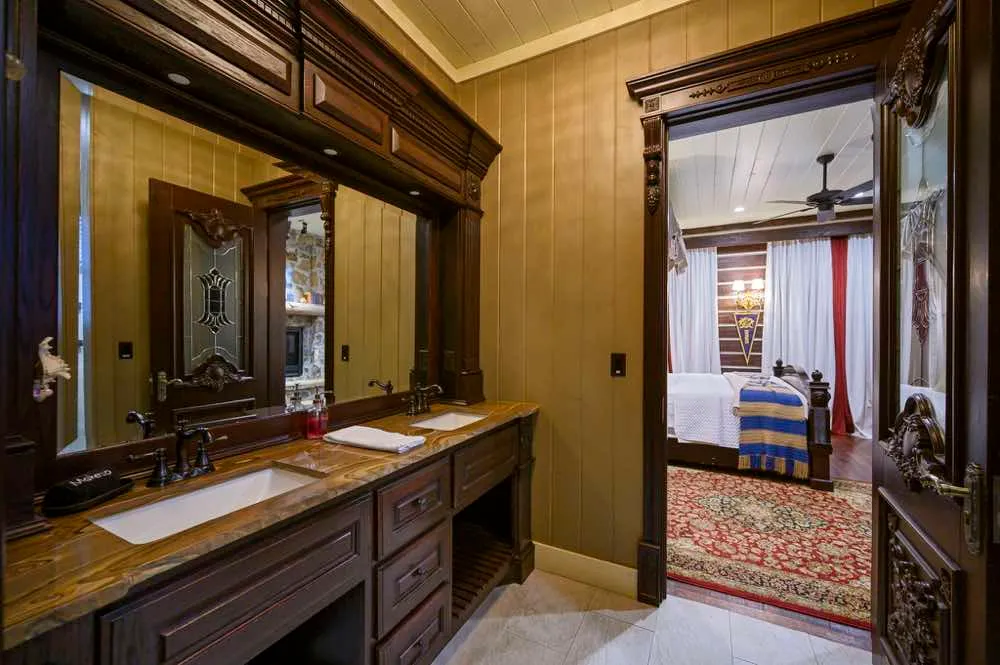 Kings Crossing Manor